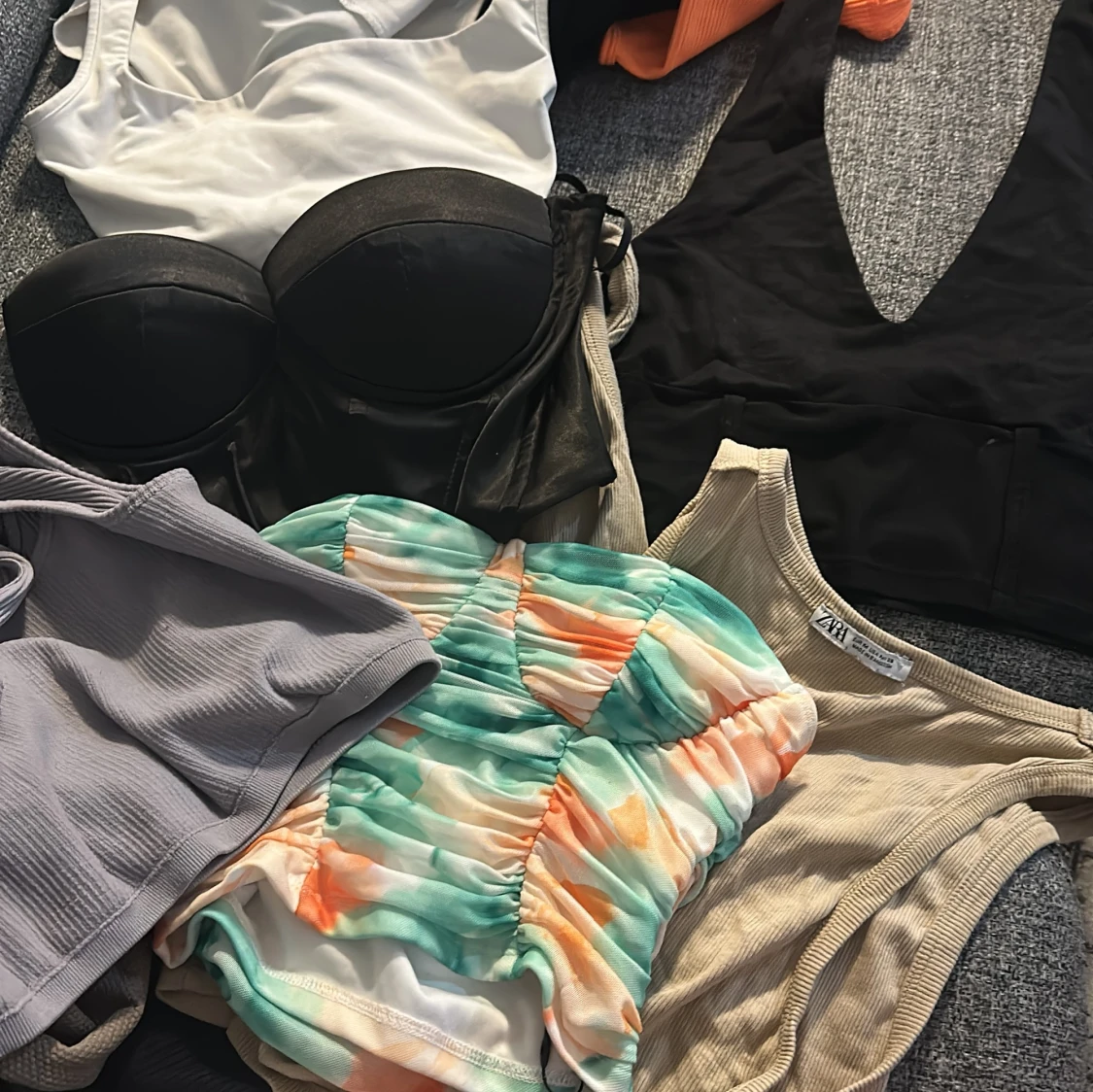 Mix av trendiga toppar i olika färger och material - 3