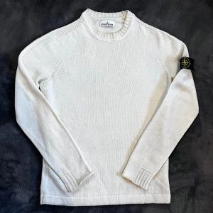 Stone Island stickad tröja  - Säljer en stilren vit stickad tröja från Stone Island med klassisk patch på ärmen. Äkta och köpt på nk, storlek L, skick: 8/10, pris går att diskutera✅