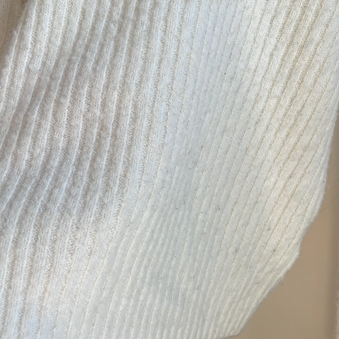 Vit ribbad stickad tröja - 1
