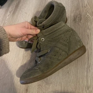Isabel Marant Bobby Sneakers - Säljer dessa skor från Isabel Marant i modellen Bobby💕 Bra skick förutom lite slitning på skosnöret vilket man kan se på sista bilden, men inget som märks när man har på sig dem🫶