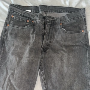 Gråa Levi’s jeans - Säljer ett par jeans som jag aldrig använt för att de inte passa 
