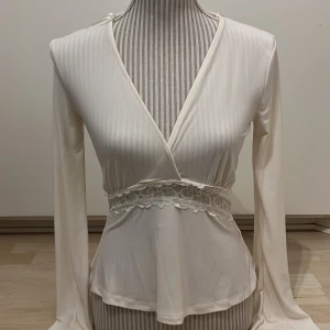 Vit omlottopp med spetsdetalj - Säljer en vit omlottopp från gina i storlek XS. Toppen har långa ärmar, v-ringning och spetsdetalj i midjan. Köpte på rea men sedan insåg jag att den var för lite och blev försent att lämna tillbaka. KOLLA GÄRNA MINA ANDEA ANONSER💞