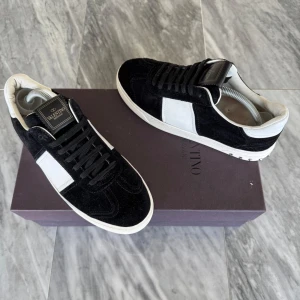 Valentino Flycrew skor - Valentino Flycrew - Skick: Använda 3 gånger - Tillbehör: Valentino kort/box/dustbag - Storlek 39, passar även 40 - Nypris: 8000kr - Tonanresell. Skorna säljs inte längre, 22/22 nitar kvar  