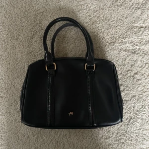 Zadig liknande väska - Svart mellanstor väska från Anna Field. Aldrig använd. Mått: 25 cm x 18 cm (Säljer för högst 50 kr då jag vill bli av med allt)