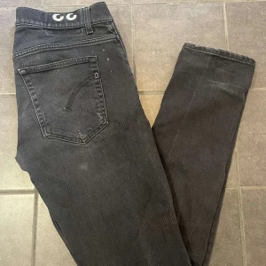 Dondup jeans - Dondup jeans i modellen ritchie. Sitter exakt som George. Nypris 3499 köpt för ett tag sedan i butik. Storlek 33. Bra skick men använda. Passar nån som är cirka 180+. Priset är ej hugget i sten och går att prutas, mvh RS! 