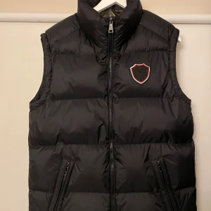 Versace väst - Tja, säljer en Versace väst i storlek M. 10/10 skick den har för det mesta varit i min kollektion”nästan aldrig använd”.  nu är jag mer sugen på Prada eller moncler så vill bli av med den. Tveka inte på att höra av er priset går att diskutera👍