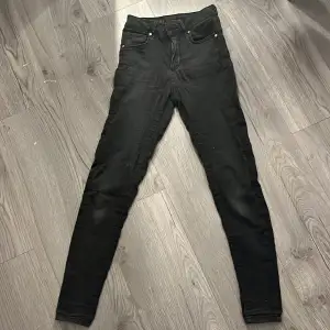 Snygga svarta skinny jeans i storlek XS. De har en klassisk femficksdesign och dragkedja. Perfekta för en stilren look.