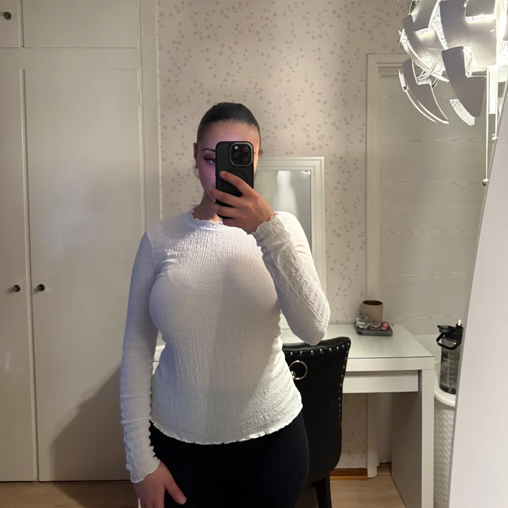 Säljer en vit långärmad topp med ribbad struktur och turtleneck från vero moda – använd bara ett fåtal gånger. Den har en tight passform, lätt vågig nederkant och passar perfekt för en stilren look. Enkel att matcha med både jeans och kjol! Pris kan diskuteras 🌸. Neuletakit & Villapaidat.