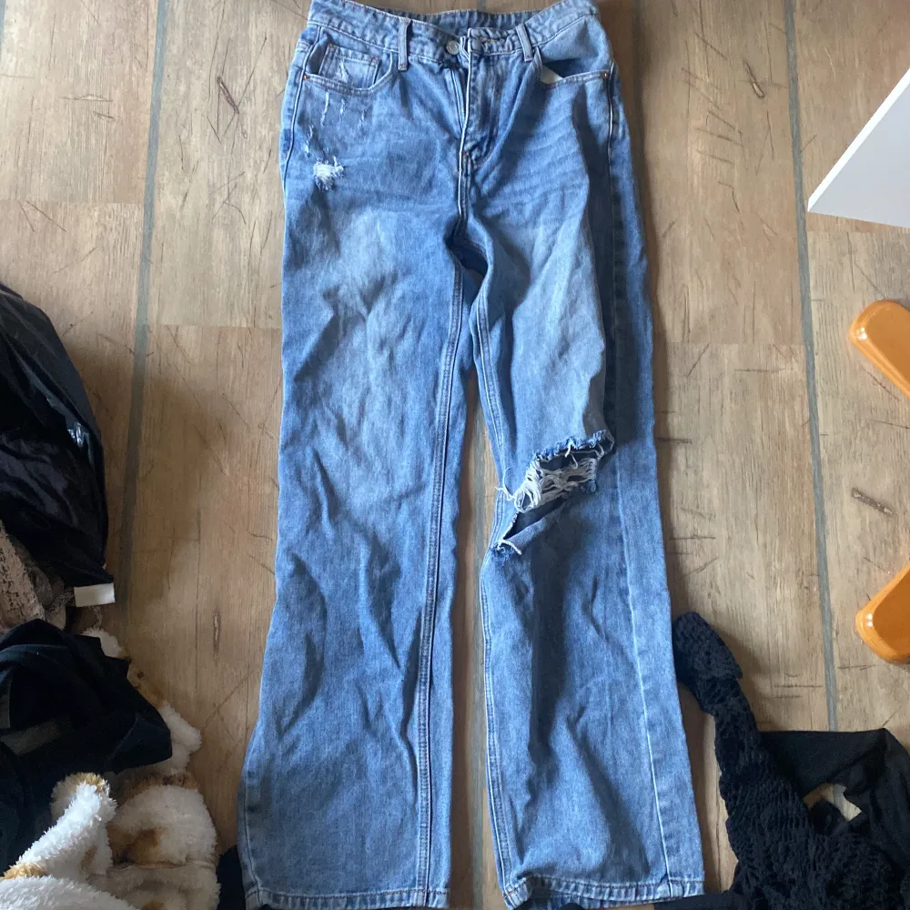 Säljer ett par blå jeans från SHEIN i storlek S. Byxorna har raka ben och ett stort slitet hål på ena låret . Farkut & Housut.