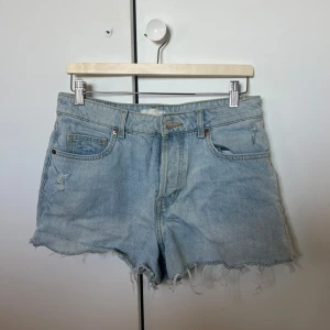 Jeansshorts  - Säljer dessa superfina shortsen från hm. Dom är väl använda men är fortfarande i ganska bra skick. Det är storlek 42 men skulle säga att det skulle vara en 40 ungefär!🫧✨
