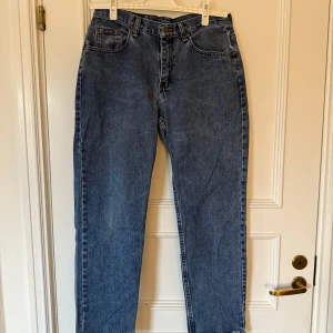 Raka Jeans från Riders - Raka/baggy mörkblå jeans från Riders. Normal midja. Skönt material och fint skick! Mått: Midjebredd: 41cm, Ytterbenslängd: 98cm