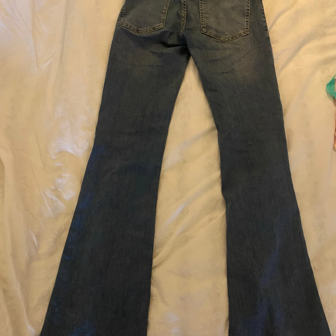 Blå bootcut jeans med fickdetaljer - 2