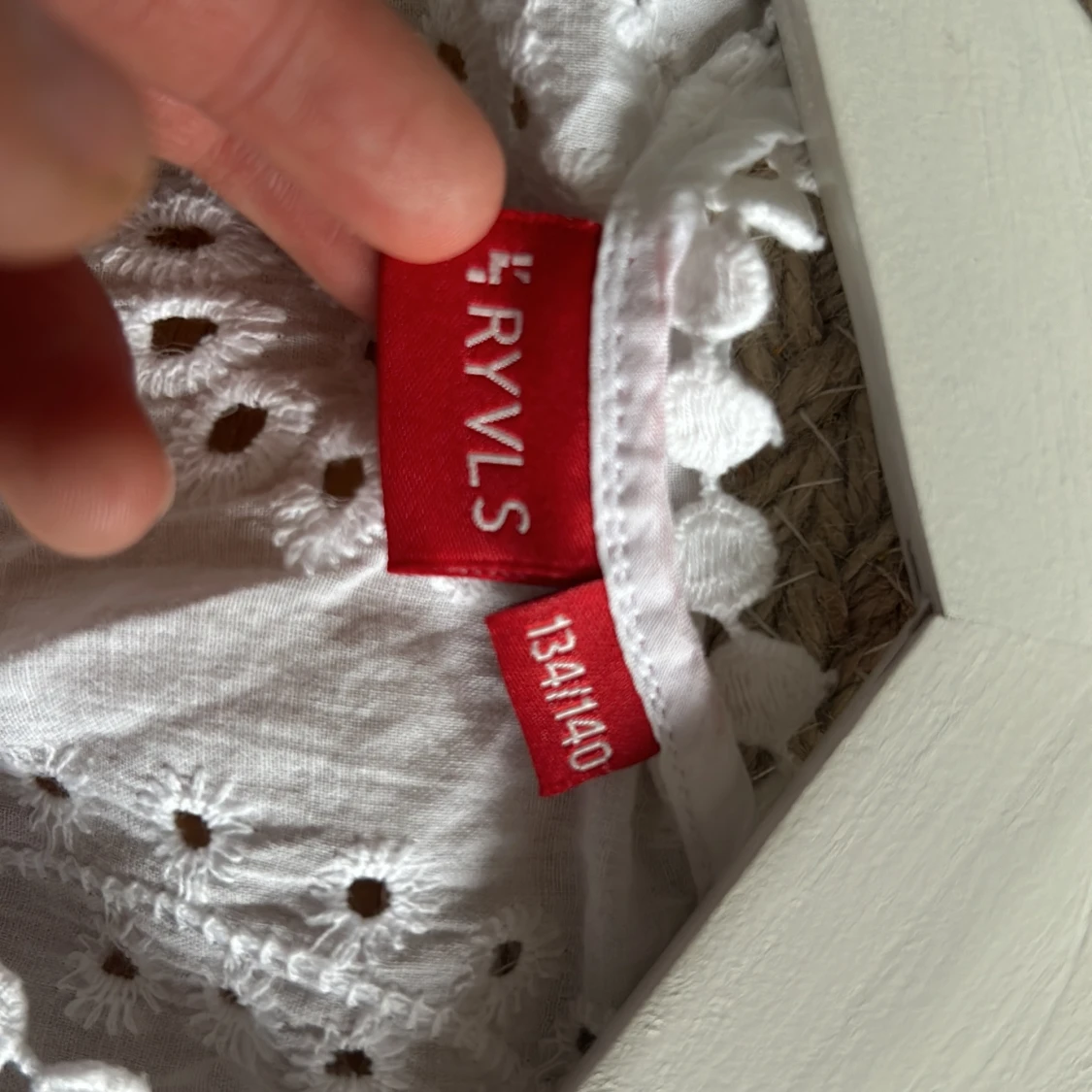 Vit broderad kortklänning från RYVLS - 4