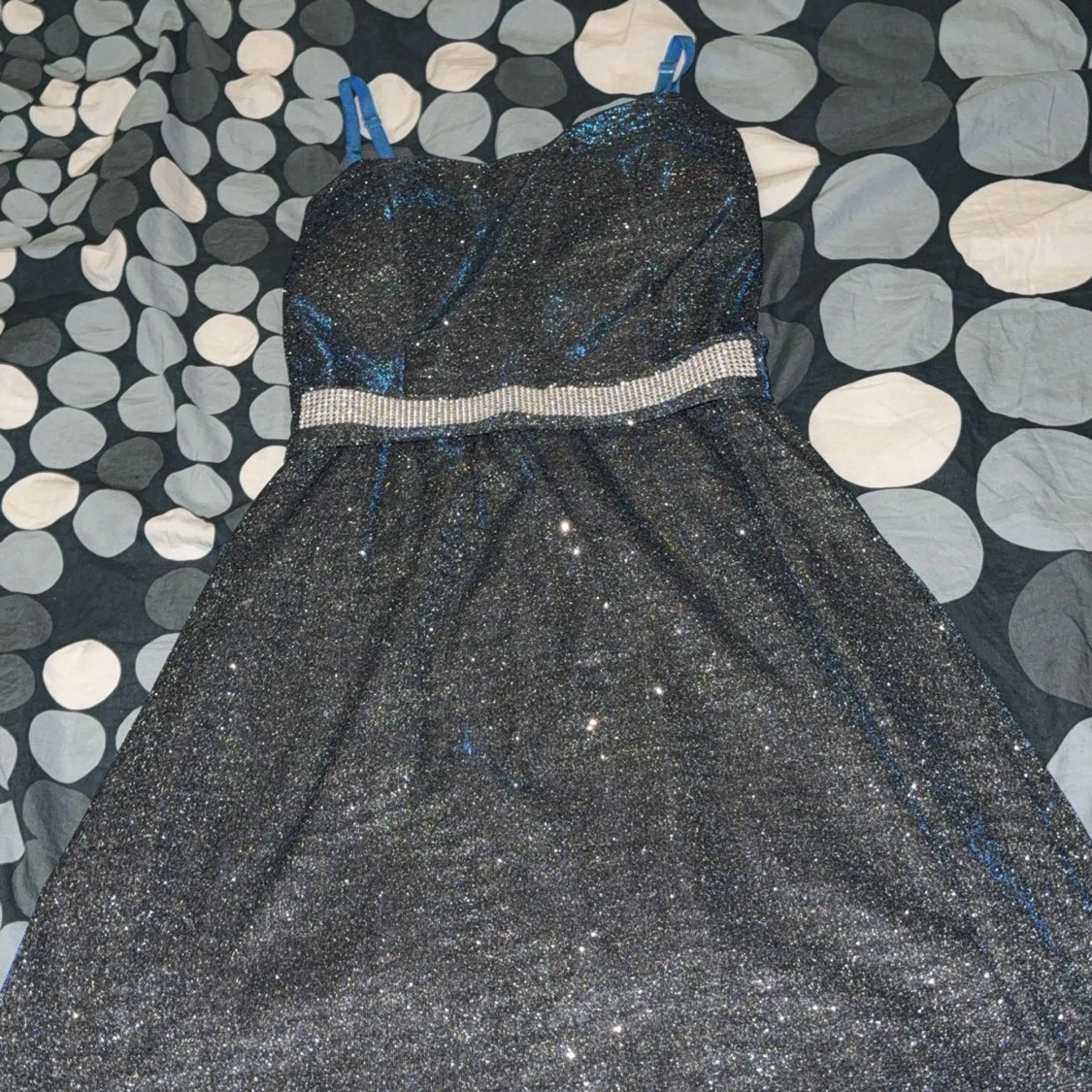 Glittrig svart klänning med blå axelband