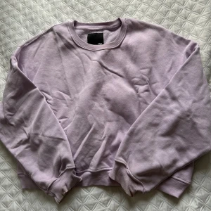 Ljuslila sweatshirt - Säljer en mysig ljuslila sweatshirt. Tröjan har en klassisk rund halsringning och långa ärmar. Perfekt för en avslappnad stil.