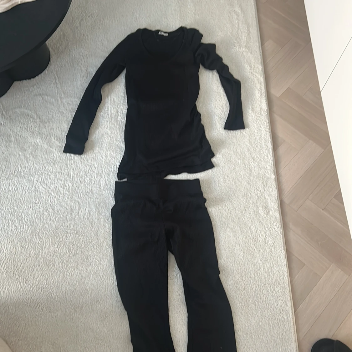 Svart ribbad långärmad topp och byxor