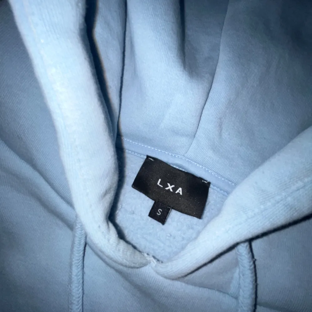 Superfin babyblå hoodie från Linn Ahlborgs märke LXA the Label i jättebra skick. Köpte den för 599kr, endast använd fåtal gånger. Säljer då jag har växt ur den. Perfekt till mysiga sommarkvällar☺️. Hupparit & Collegepaidat.