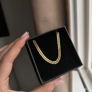 Halsband - Superfint kedjehalsband i rostfritt stål, från Kahlo🤍 Har även halsbandet med klöver till salu. (Kommer ej i box, kan köpas till)☺️