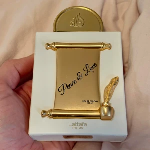 Peace & Love Eau de Parfum från Lattafa - Upptäcker doften av Peace & Love från Lattafa. Doften har pudriga, träiga och vaniljtoner, med inslag av frukt, mandel och ros. Perfekt för den som söker en unik och sofistikerad doftupplevelse. 100 ml, enbart testad, kommer i originalkartongen. 