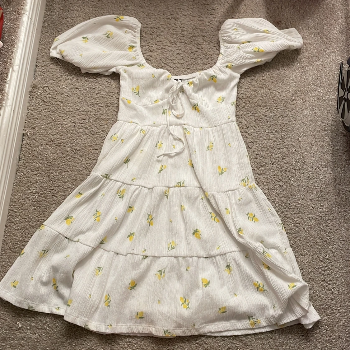 Vit blommig klänning från Gina Tricot använd en gång så den vart för liten men superfin sommarklänning