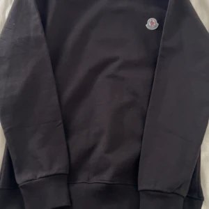 Moncler Sweatshirt - Säljer en helt ny och oanvänd Moncler Sweatshirt som jag fått i present för länge sedan. Då jag inte använder märkeskläder så säljer jag den. Tröjan är aldrig någonsin använd och endast stått i garderoben. Storlek S 