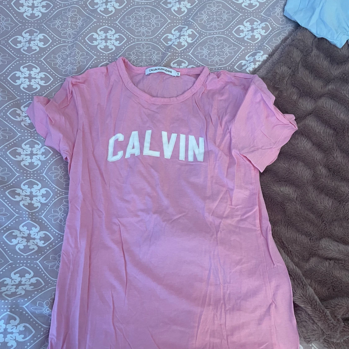 Rosa t-shirt från Calvin Klein Jeans