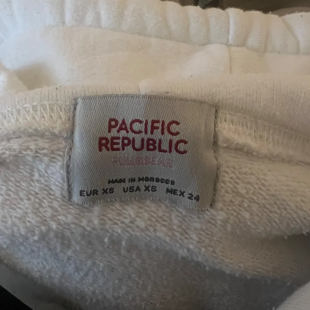 En härlig hoddie med tryck från Pull&Bear köpt i Spanien. Finns tryckt längs ena ärmen. Du står för frakt men pris kan alltid diskuteras 🫶🏼. Neuletakit & Villapaidat.