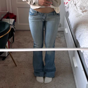 Lågmidjade jeans! - Snygga lågmidjade Jeans med cool detalj på rumpan
