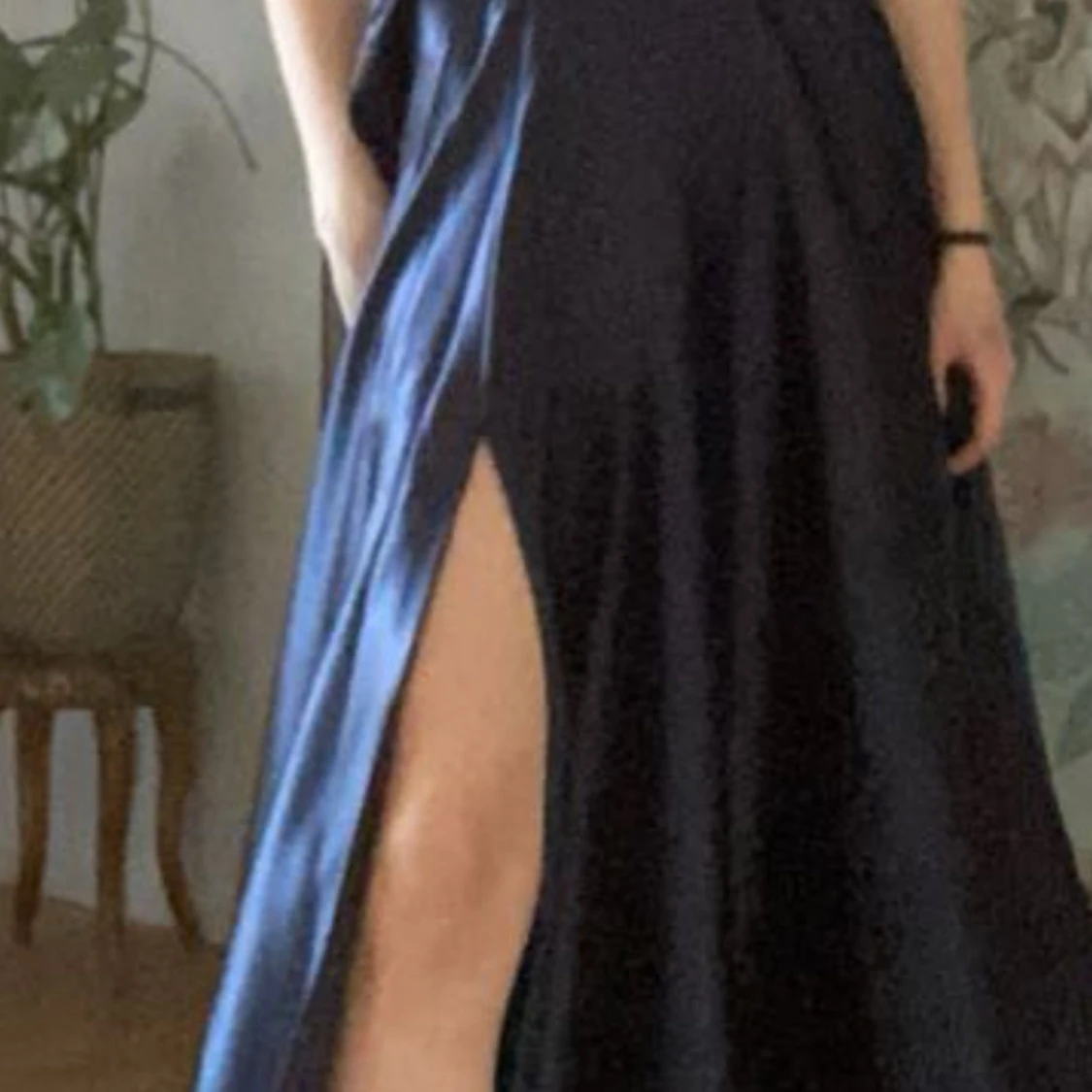 Marinblå balklänning med smala axelband - 4