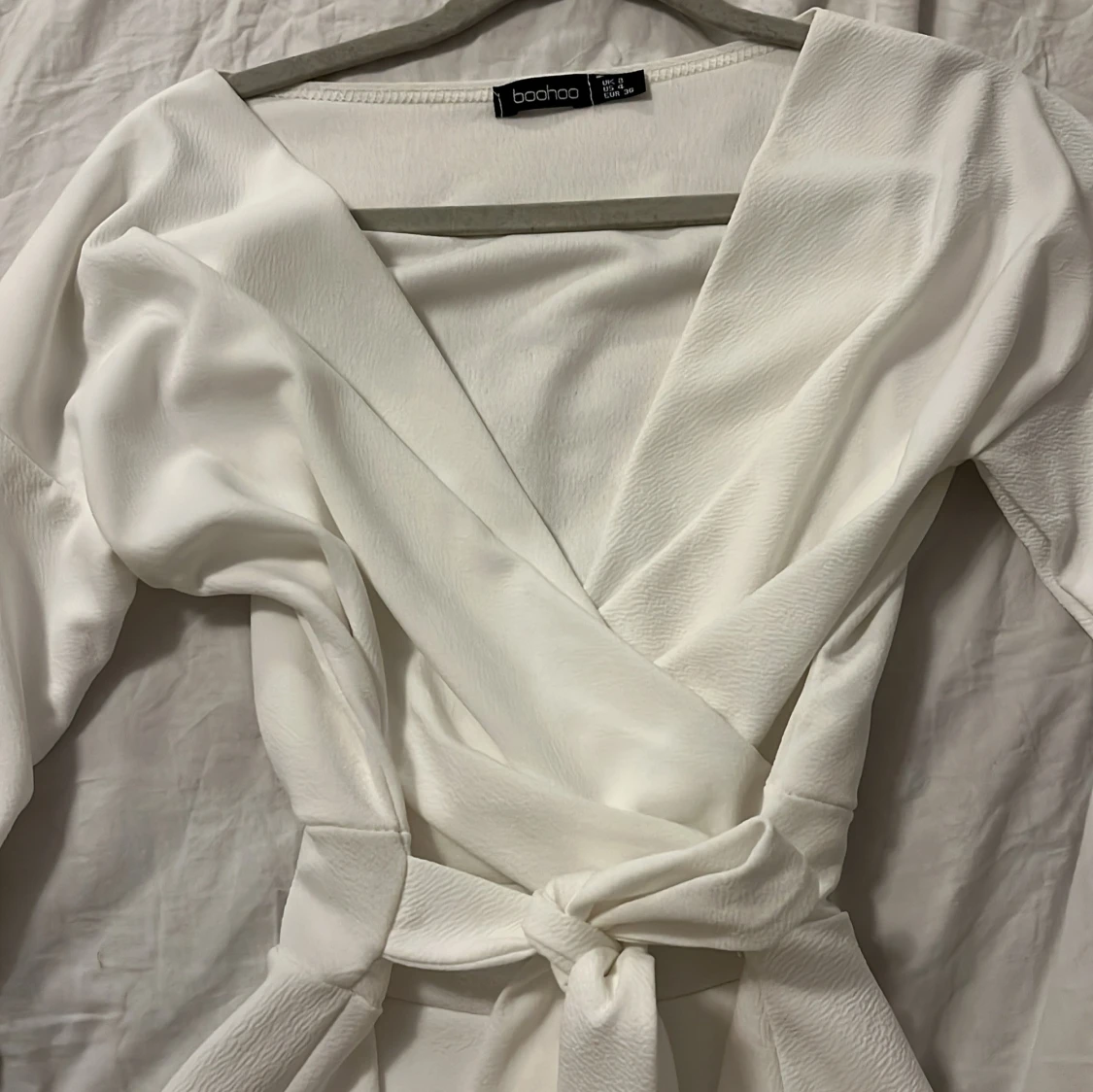 Vit omlottopp med knyt från Boohoo - 3