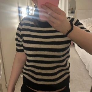 Svartvit randig stickad tröja från H&M - Säljer en stickad tröja från H&M med svartvita ränder. Tröjan har korta ärmar. Köpte den för ca 150kr. Inte använd så många gånger. 
