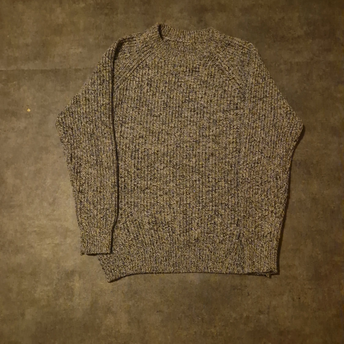 Gråmelerad stickad tröja