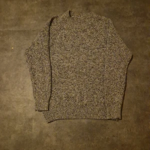 Gråmelerad stickad tröja - Säljer en gråmelerad stickad tröja. Helt ny ingen tecken på användning. Storlek S men passar väldigt bra till M. Pris kan diskuteras 