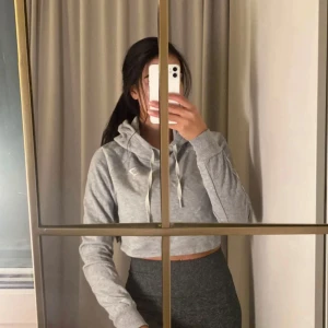 Svart croppad tröja från Gymshark STYCKPRIS - Säljer en svart croppad tröja från Gymshark med ett unikt mönster längs ärmarna. Perfekt för en sportig look eller avslappnad stil. Tröjan har långa ärmar och rund halsringning.