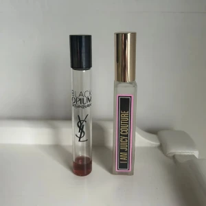 Parfymset med Black Opium och I Am Juicy Couture - Säljer ett parfymset med två dofter: Black Opium från Yves Saint Laurent i en smidig glasflaska med svart lock och I Am Juicy Couture i en elegant flaska med guldlock. Perfekt för den som vill ha en lyxig doftupplevelse. Priset för de båda. 