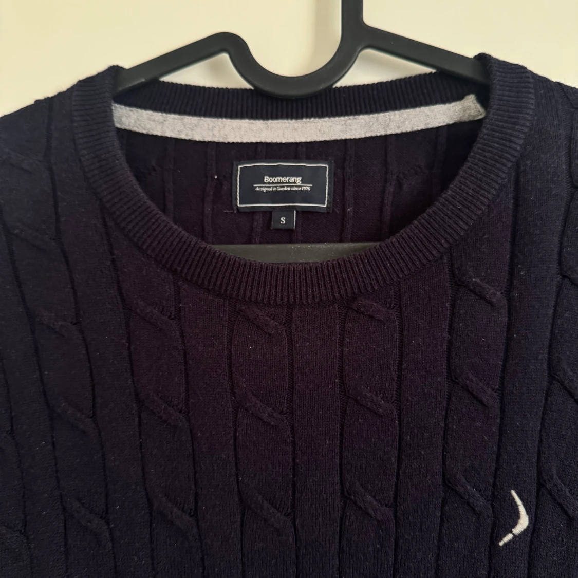 Mörkblå stickad tröja från Boomerang - 1