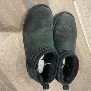 Uggs  - Säljer ett rätt par använda uggs för att de är för små. 