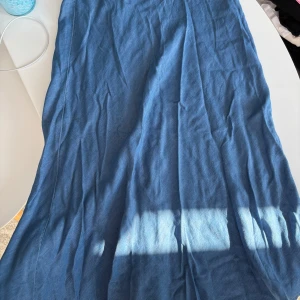 Blå långkjol från Kappahl - Säljer en blå långkjol från Kappahl i mjukt tyg. Lite denimkänsla! dragkedja i sidan.Perfekt för sommarens tillfällen.💙💙