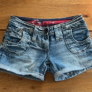 Lågmidjade jeansshorts - Snygga blå jeansshorts från River Island. Skulle säga storleken är s. Midjemåtten är 40 tvärs över kontakta vid frågor och funderingar☺️