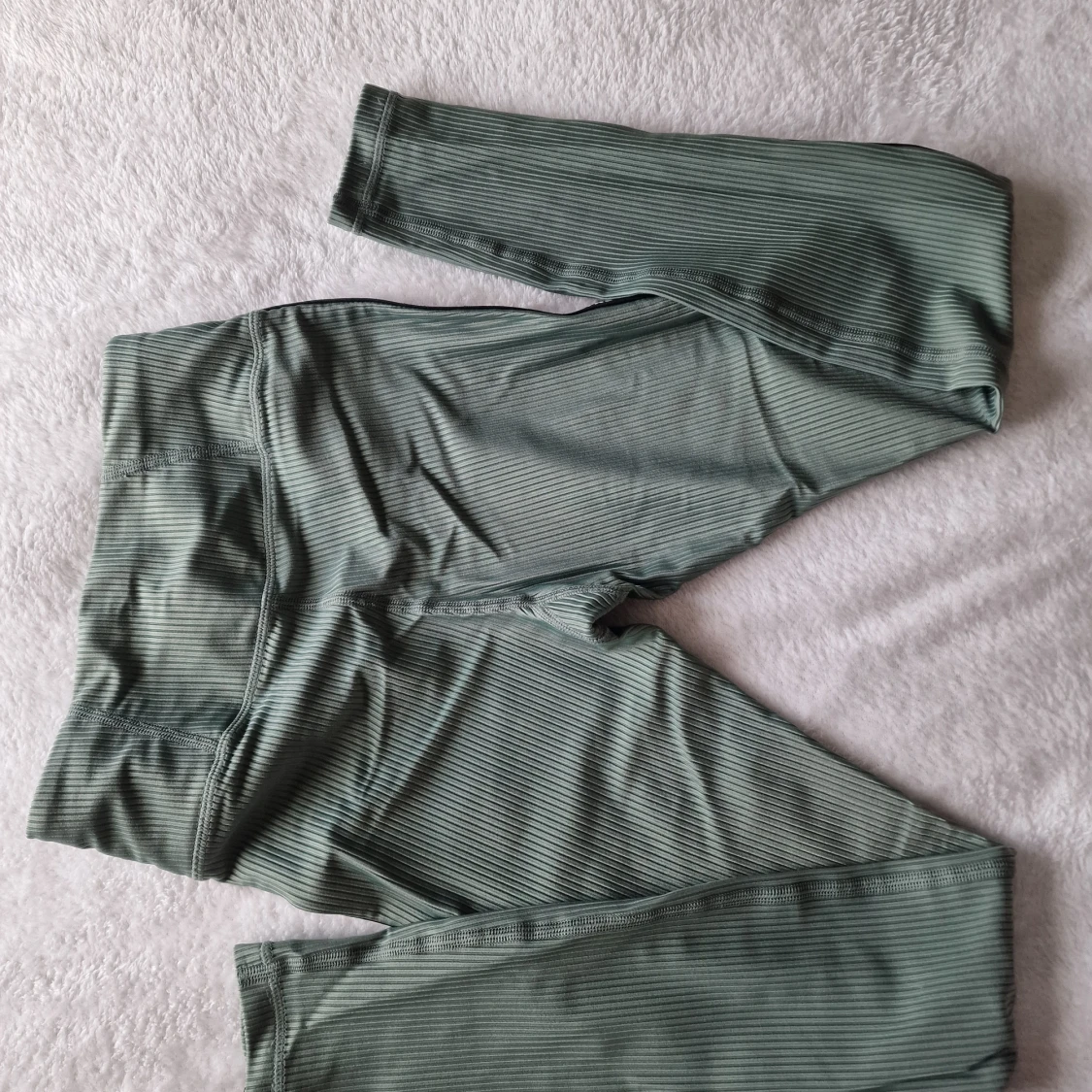 Stronger - Grön ribbad leggings och topp - 3