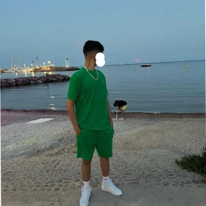 Gröna shorts med snörning och tillhörande T-shirt - Snygga gröna shorts med avslappnad passform och snörning i midjan. Perfekta för sommardagar på stranden eller i stan. Matcha med en t-shirt för en enkel och fräsch look. Ordpris 399kr. Setet för 129kr. Kom med bud! Finns även i beigevit 