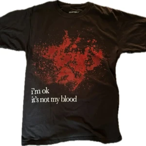 Ken ”im ok” merch - Svart ken carson t-shirt med stort blodstänksmönster på framsidan. Tröjan är i bra skick och är i strlk XS. Hör av dig vid intresse‼️💯