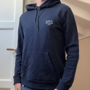 APC hoodie - Säljer en as fet APC hoodie. 9/10 skick och är i storlek S men passar även M. Nypris är ca 2999! Killen på bilden är ca 186 cm lång. Skriv om du har fler frågor!