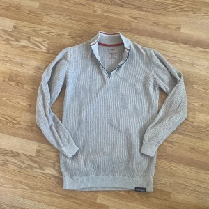 Beige half zip - Beige stickad tröja med halv dragkedja och krage! 