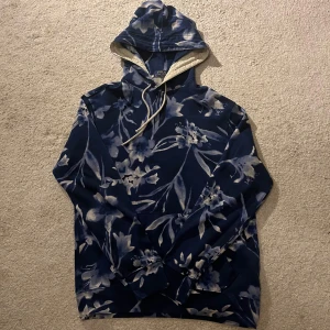 Polo Hoodie - Polo Ralph lauren hoodie. Vädligt snyggt och unikt mönster. Storlek small.