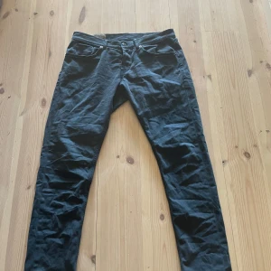 Svarta skinny jeans från George - Snygga svarta skinny jeans från George. De har en klassisk femficksdesign och en knappgylf. Perfekta för en stilren look.