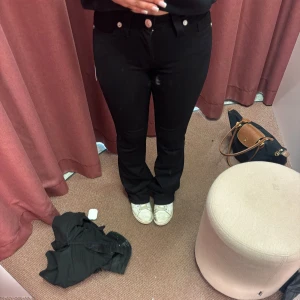 Svarta bootcut jeans från True Religion 🖤 - Säljer mina svarta True religion jeans, dom är använda men i bra skick köptes för nåra månader sen, dom är i storlek 24 & är Mid rise🩷 köptes för 1300kr säljer för 1100kr (priset kan diskuteras!)🩷