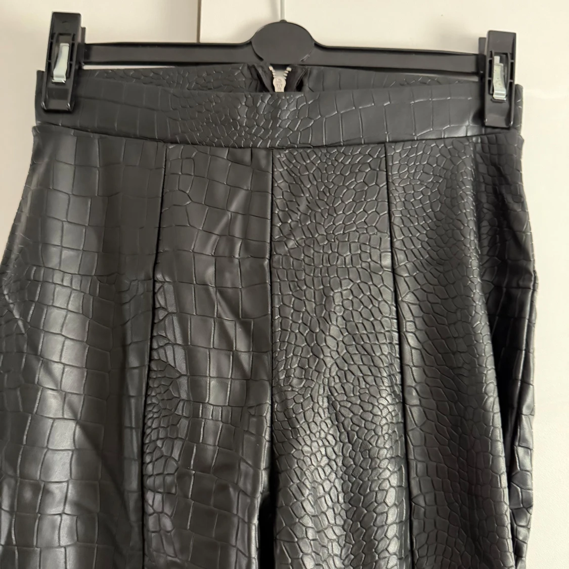 Svarta byxor i fejkskinn med krokodilmönster - 2