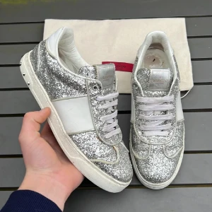 Valentino flycrew  - Dustbag ingår, kan mötas upp i centrala sthlm om det skulle önskas. Bra skick men nitar som är av. 