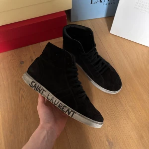 Svarta sneakers från Saint Laurent - Köpte dessa ysl skor för någon vecka sedan här på plick. De satt ej som jag ville och väljer därför att sälja vidare dem!